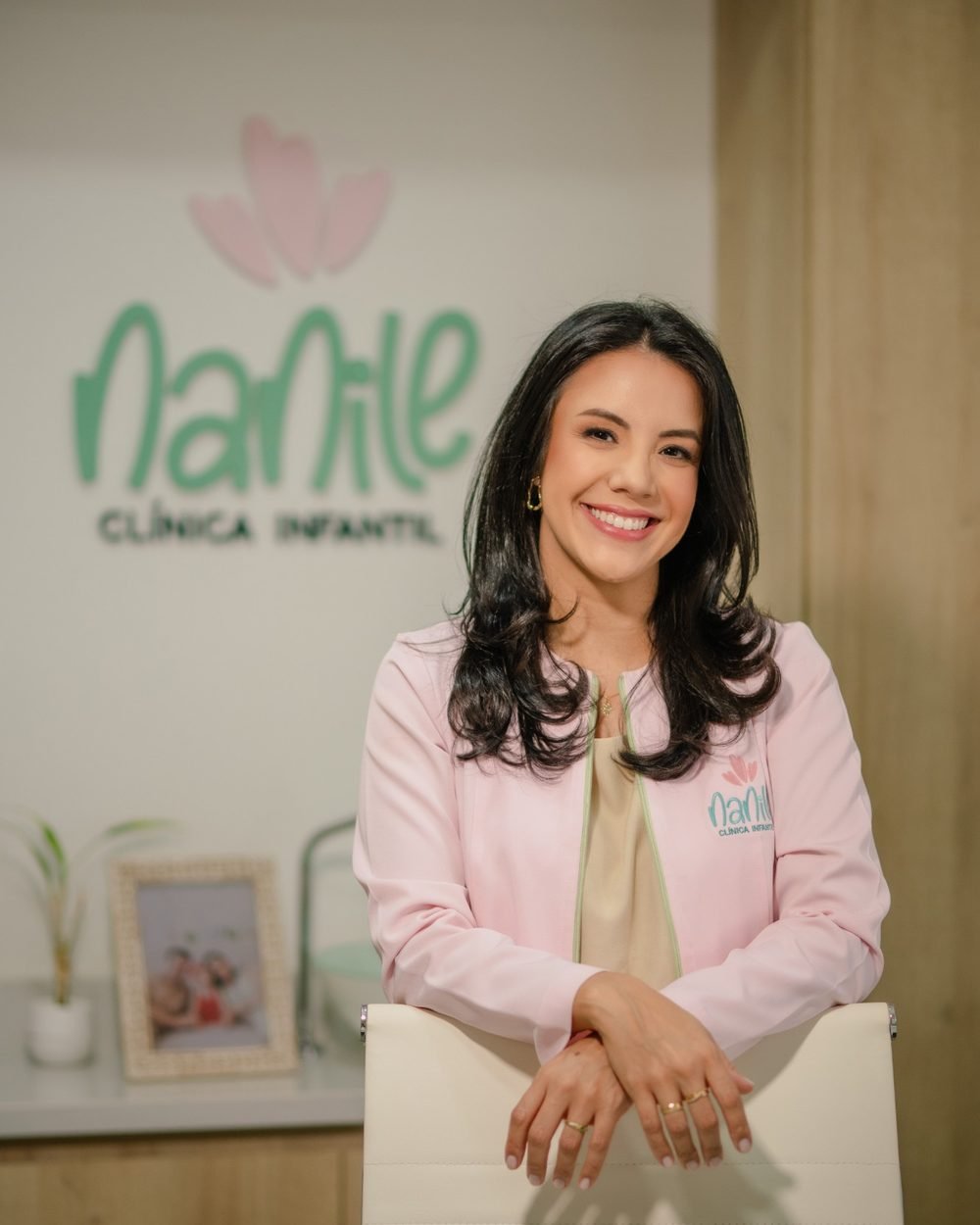 Retrato da Dra. Raquel De Mamann Vargas sorrindo na Clínica Nanile